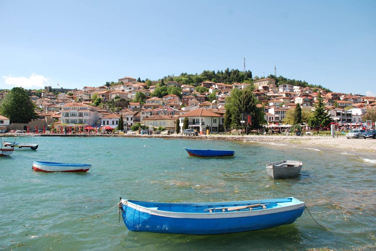 Rumah di lereng bukit dan gereja di tepi Danau Ohrid