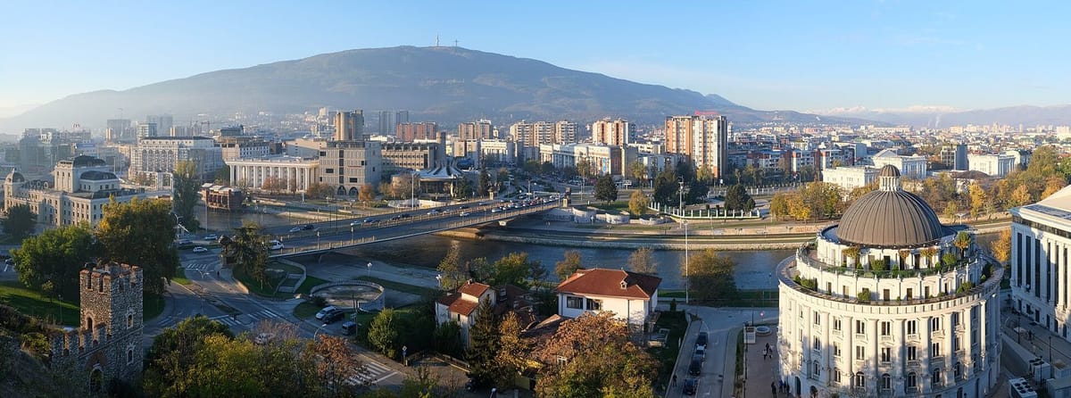 Jembatan batu dan bangunan neoklasik di pusat Skopje