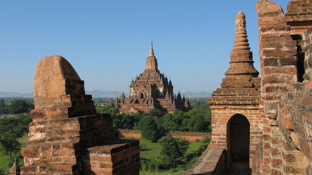 Kuil dan stupa kuno di dataran Bagan, Myanmar