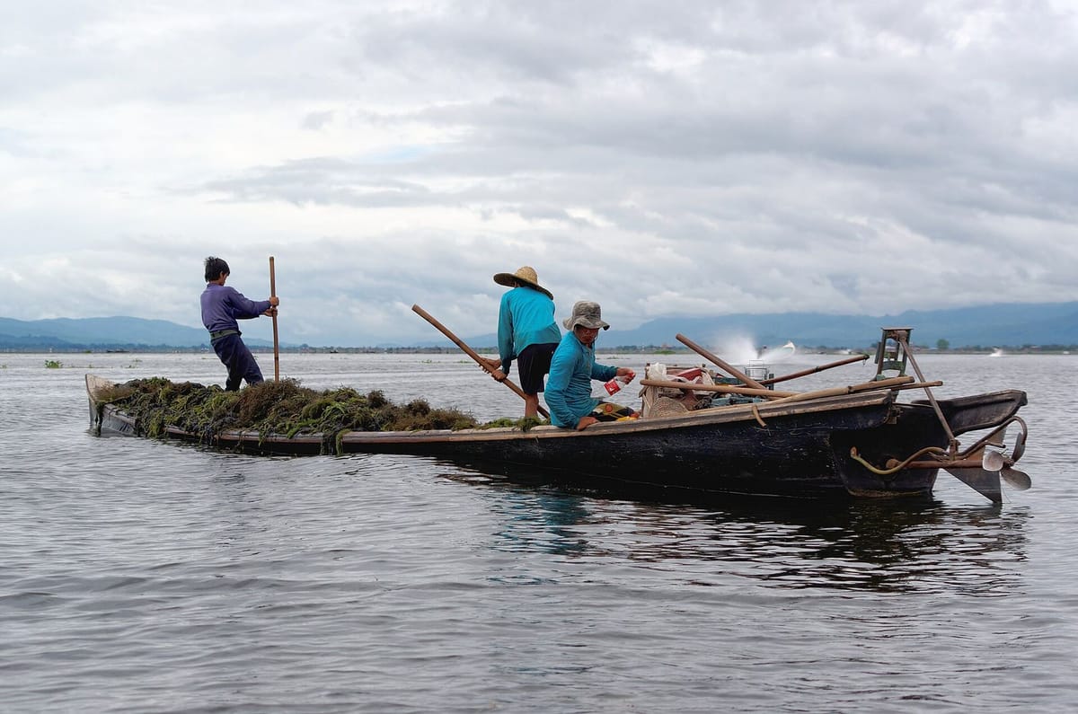 Nelayan dengan dayung kaki di Danau Inle