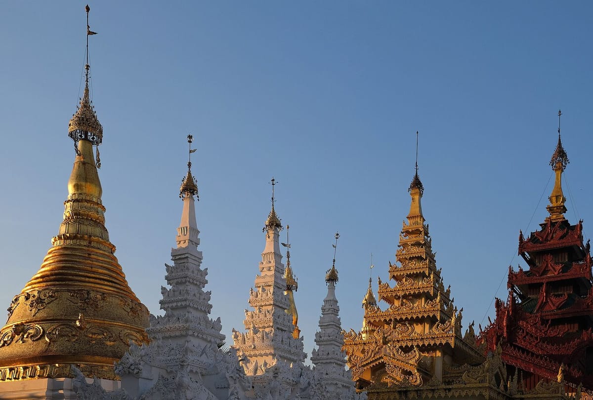 Pagoda Shwedagon berlapis emas di Yangon, Myanmar