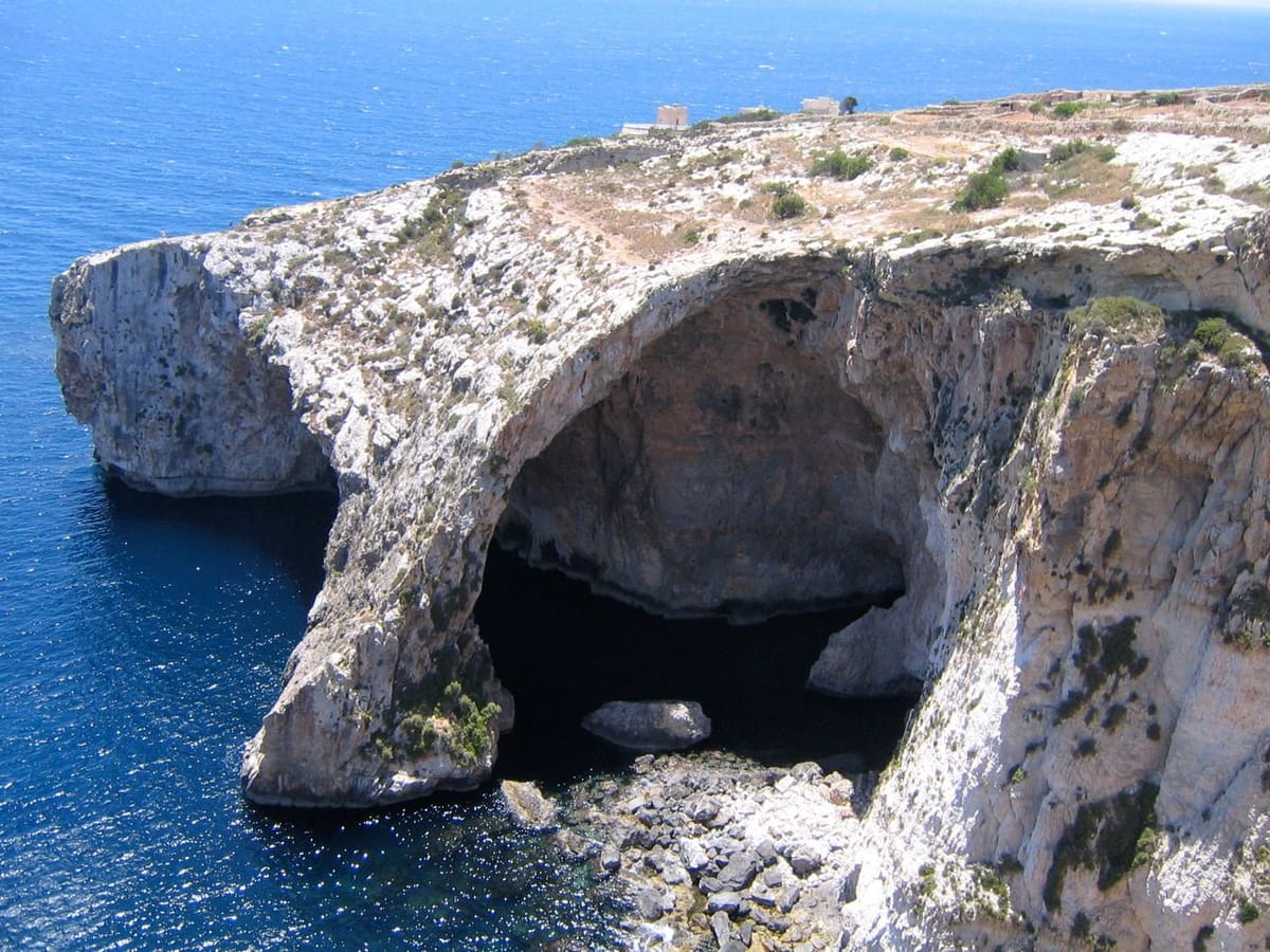 Tebing dan gua laut Blue Grotto di pesisir Malta