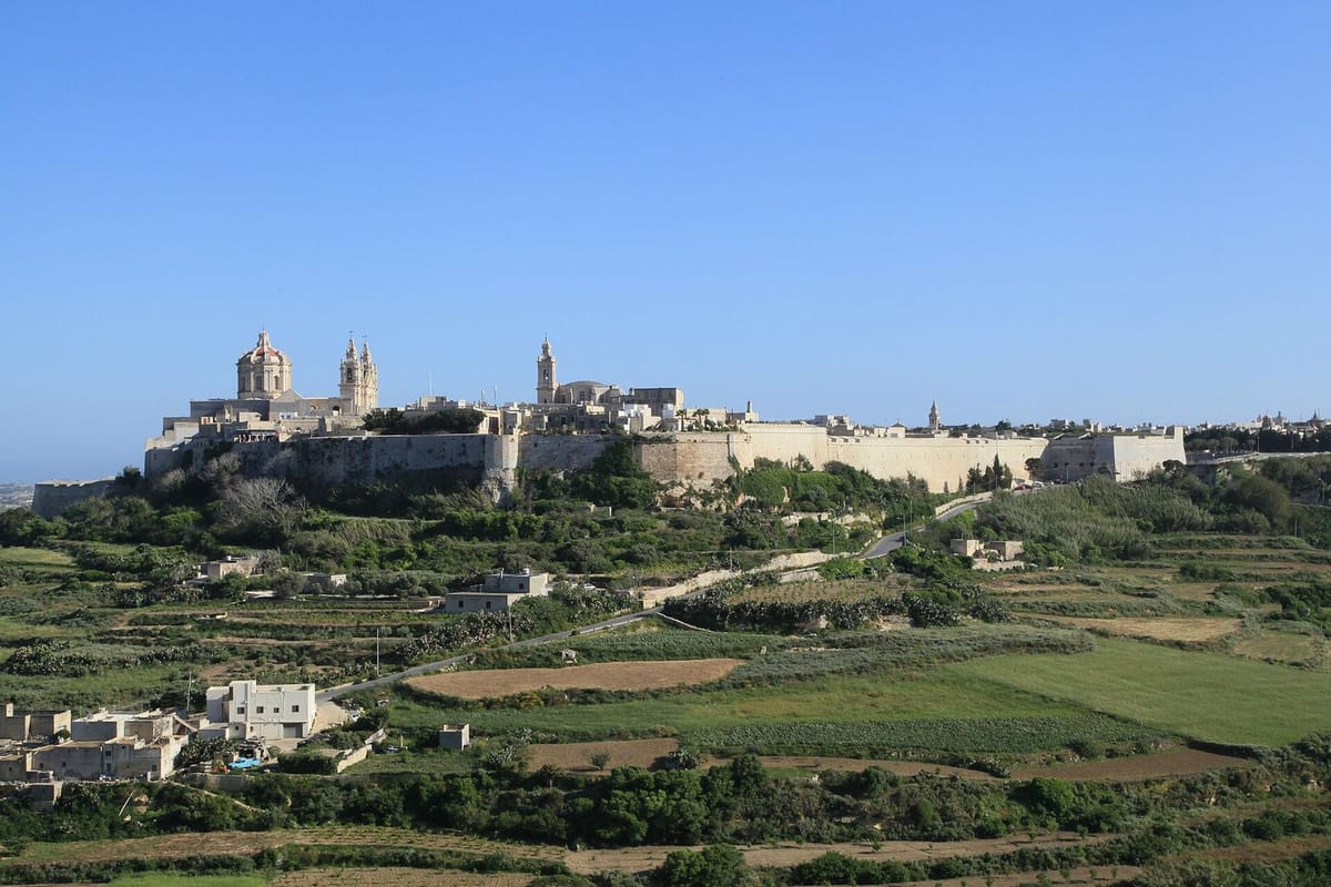 Jalan sempit berbatu dan dinding batu di kota Mdina