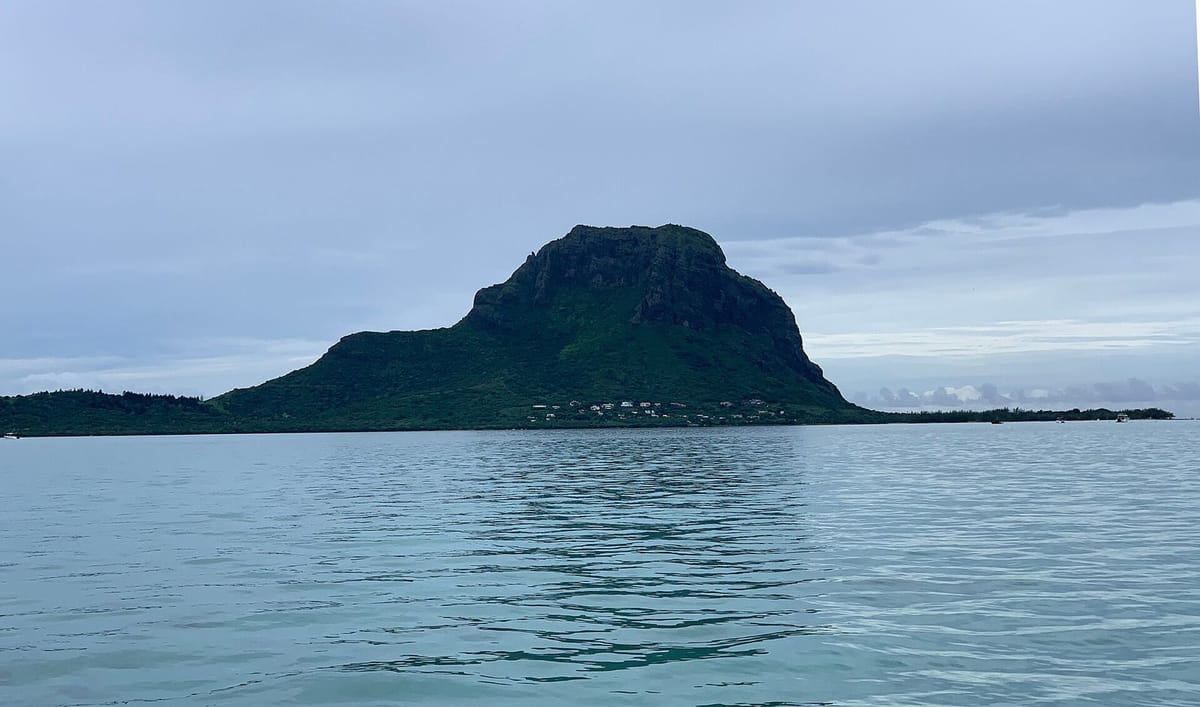 Gunung Le Morne Brabant menjulang di atas laguna Mauritius