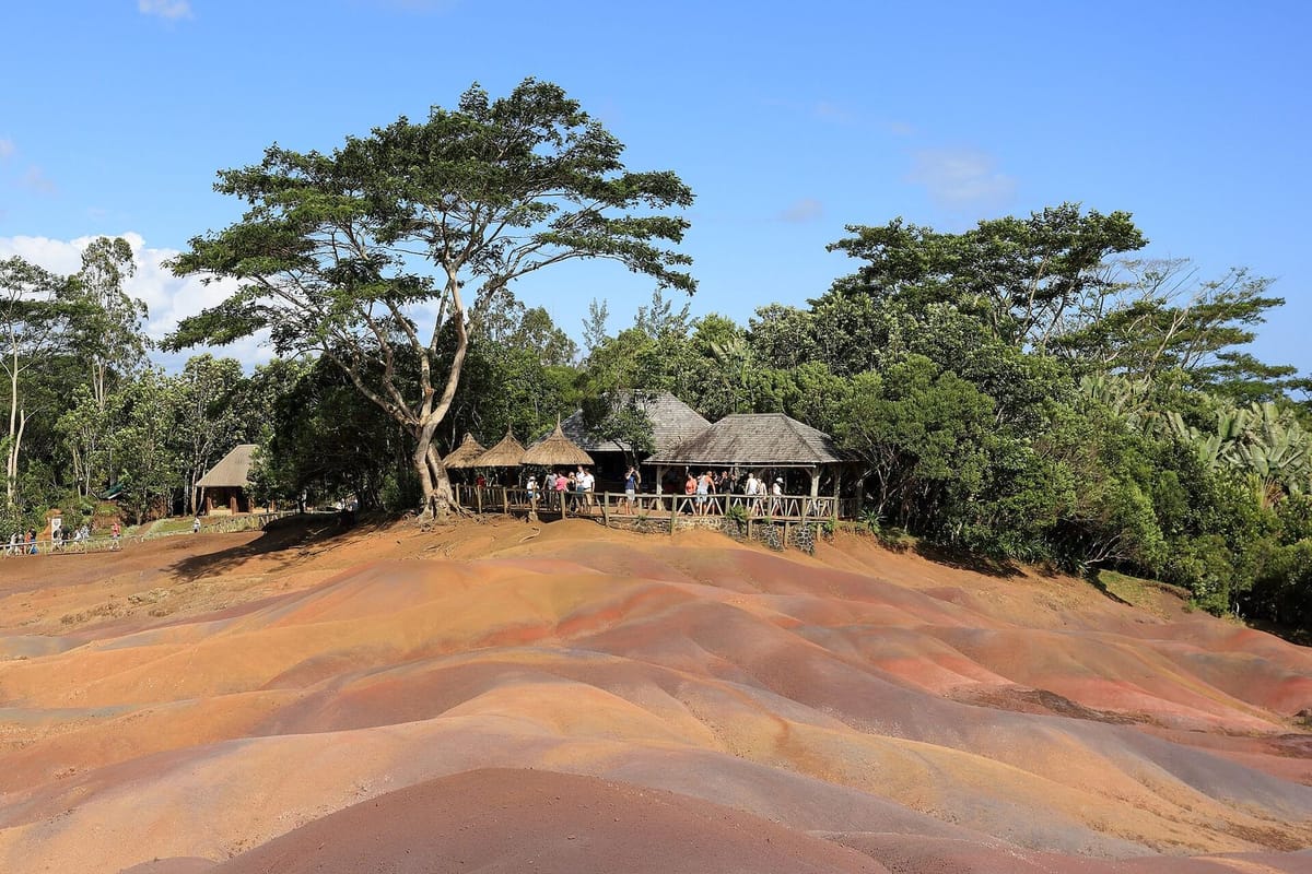 Bukit pasir vulkanik berlapis tujuh warna di Chamarel