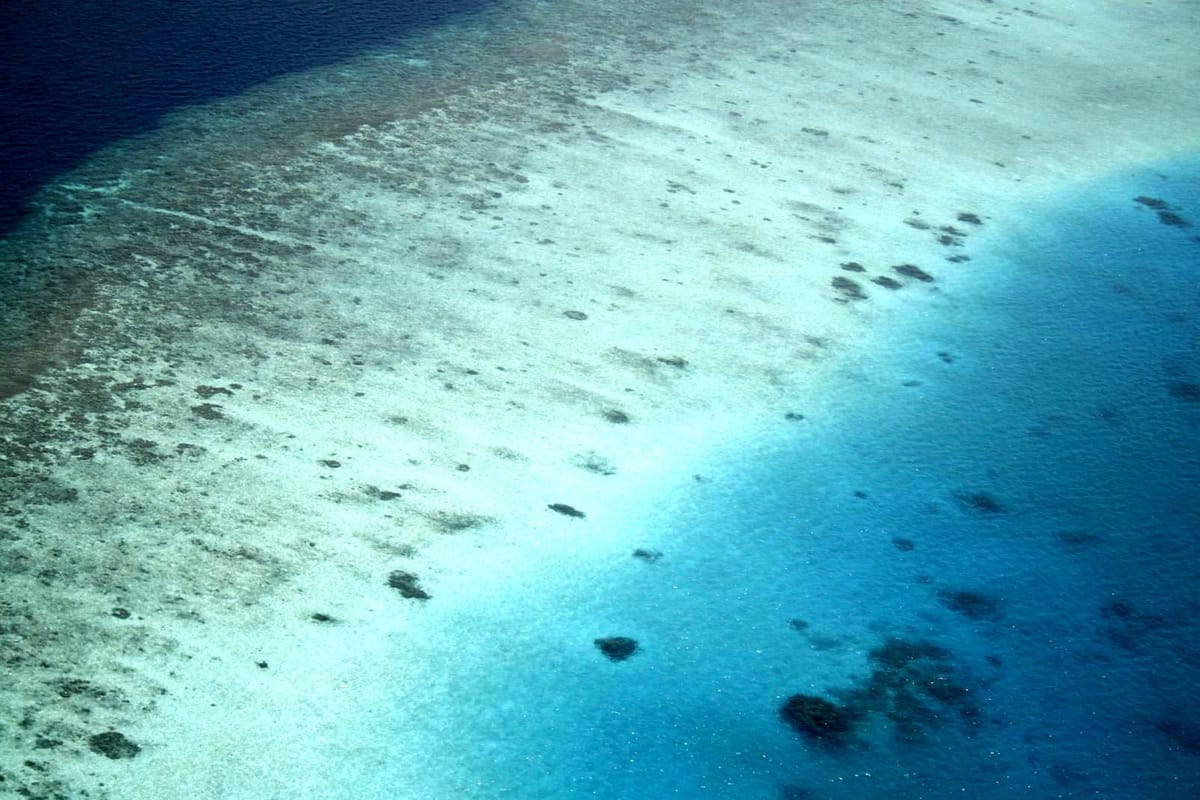 Pantai berpasir putih dengan air laut biru kehijauan di Maldives