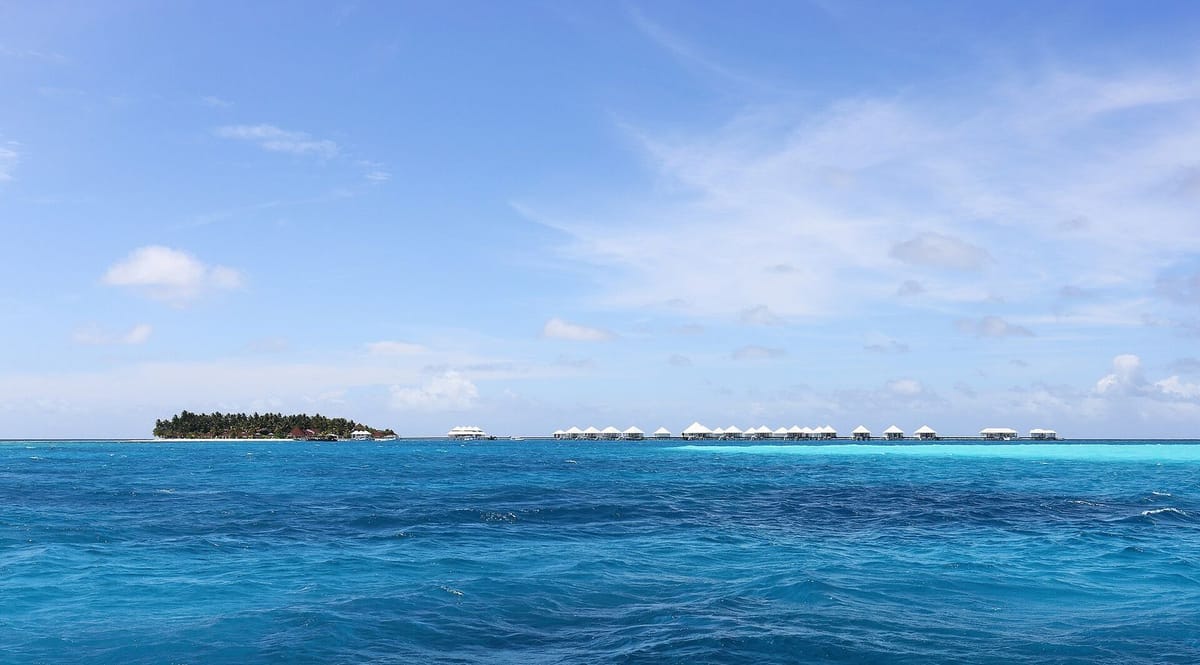 Vila air di atas laguna biru jernih di Thudufushi