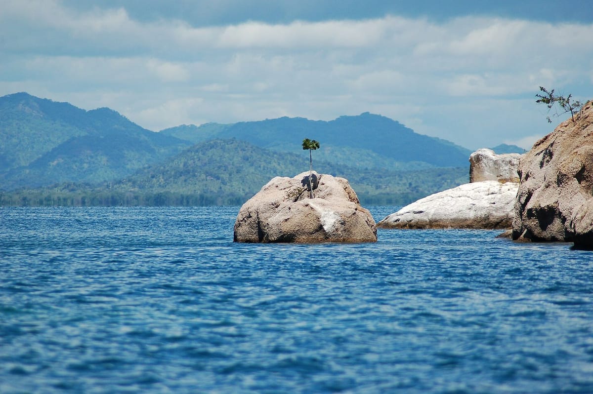 Air jernih Danau Malawi di dekat Cape Maclear