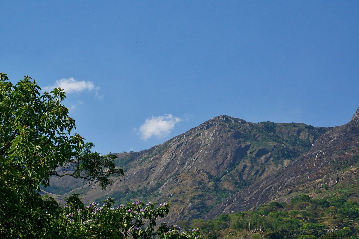 Massif granit Gunung Mulanje menjulang di atas dataran
