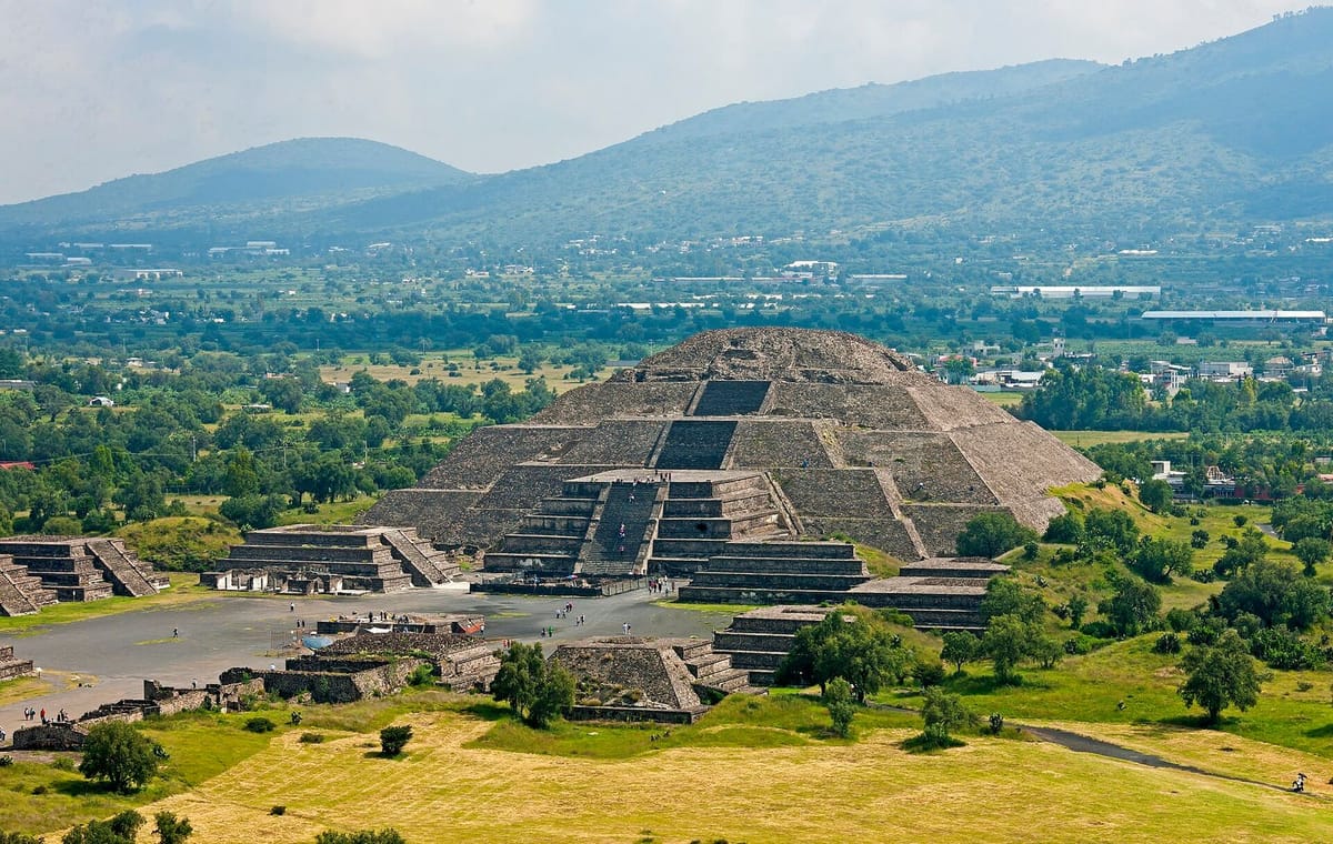 Piramida Bulan di situs Teotihuacan