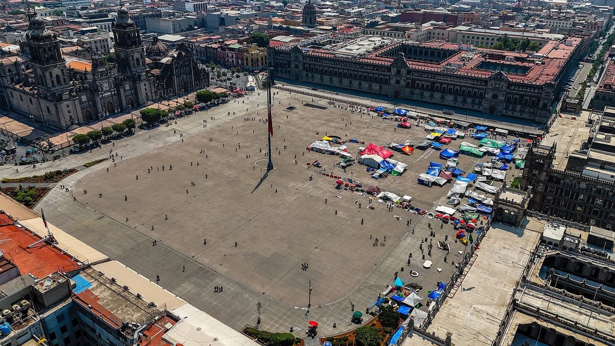 Alun-alun Zócalo dan katedral di pusat Kota Meksiko