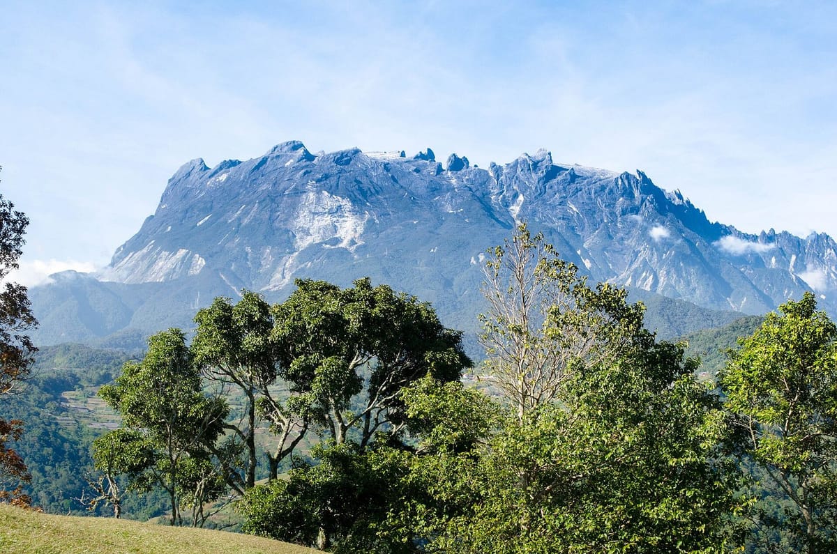 Puncak granit Gunung Kinabalu di Sabah