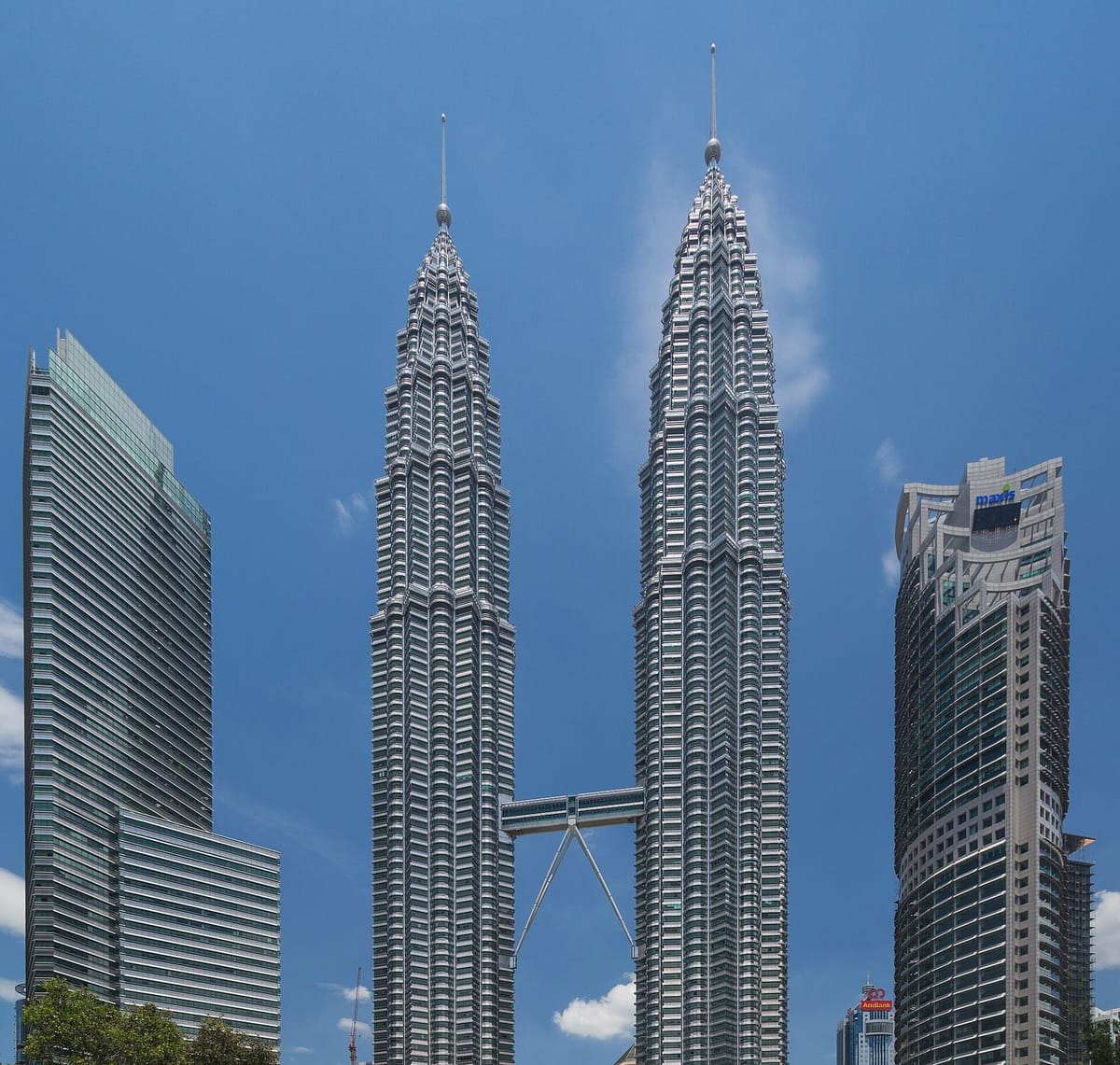 Menara Petronas di Kuala Lumpur menjulang di antara gedung kota