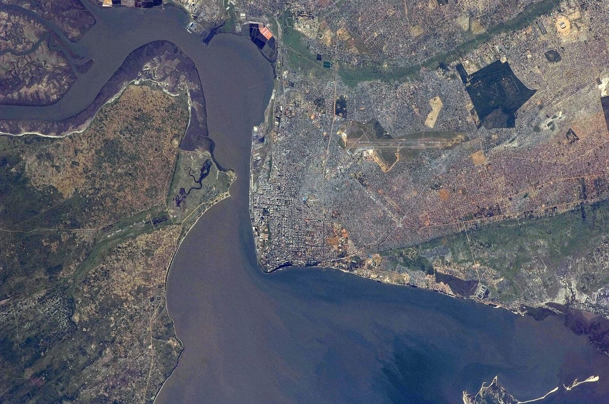Pemandangan Kota Maputo dan Teluk Maputo dari udara