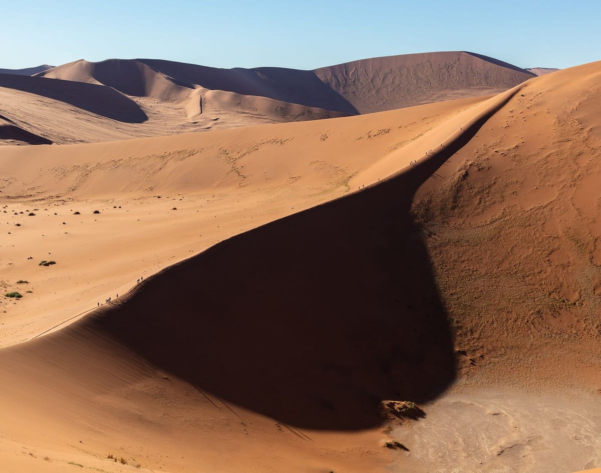 Bukit pasir merah Sossusvlei dengan bayangan tajam di Namib