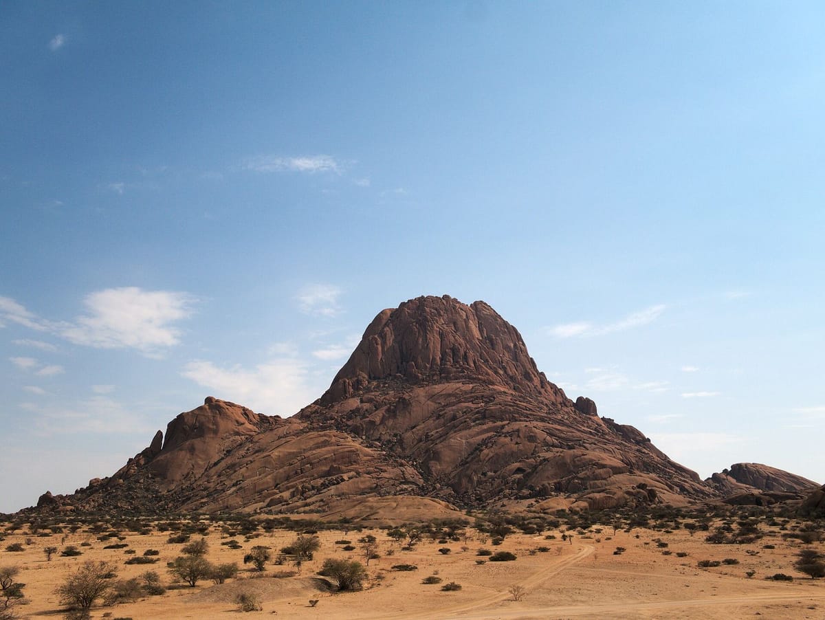 Lengkungan batu granit Spitzkoppe di Namibia