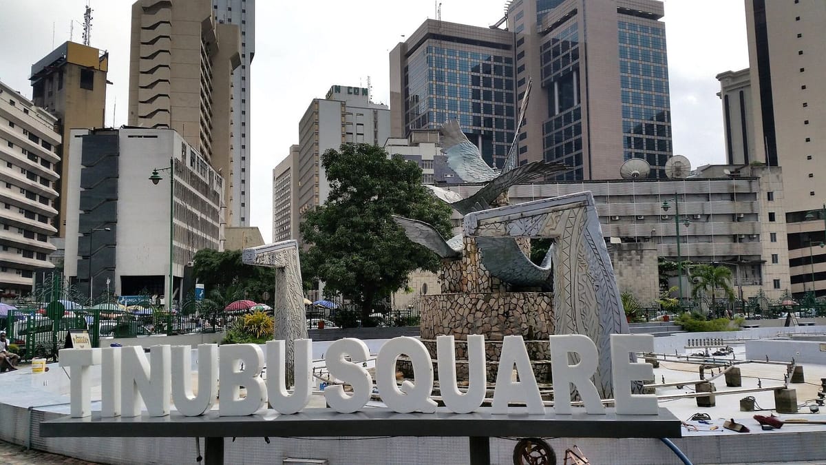 Alun-alun Tinubu dan gedung-gedung di pusat Lagos, Nigeria