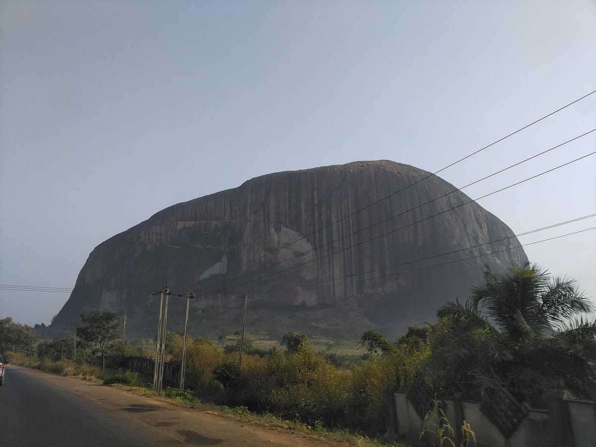 Monolit Zuma Rock di Nigeria tengah saat musim kering