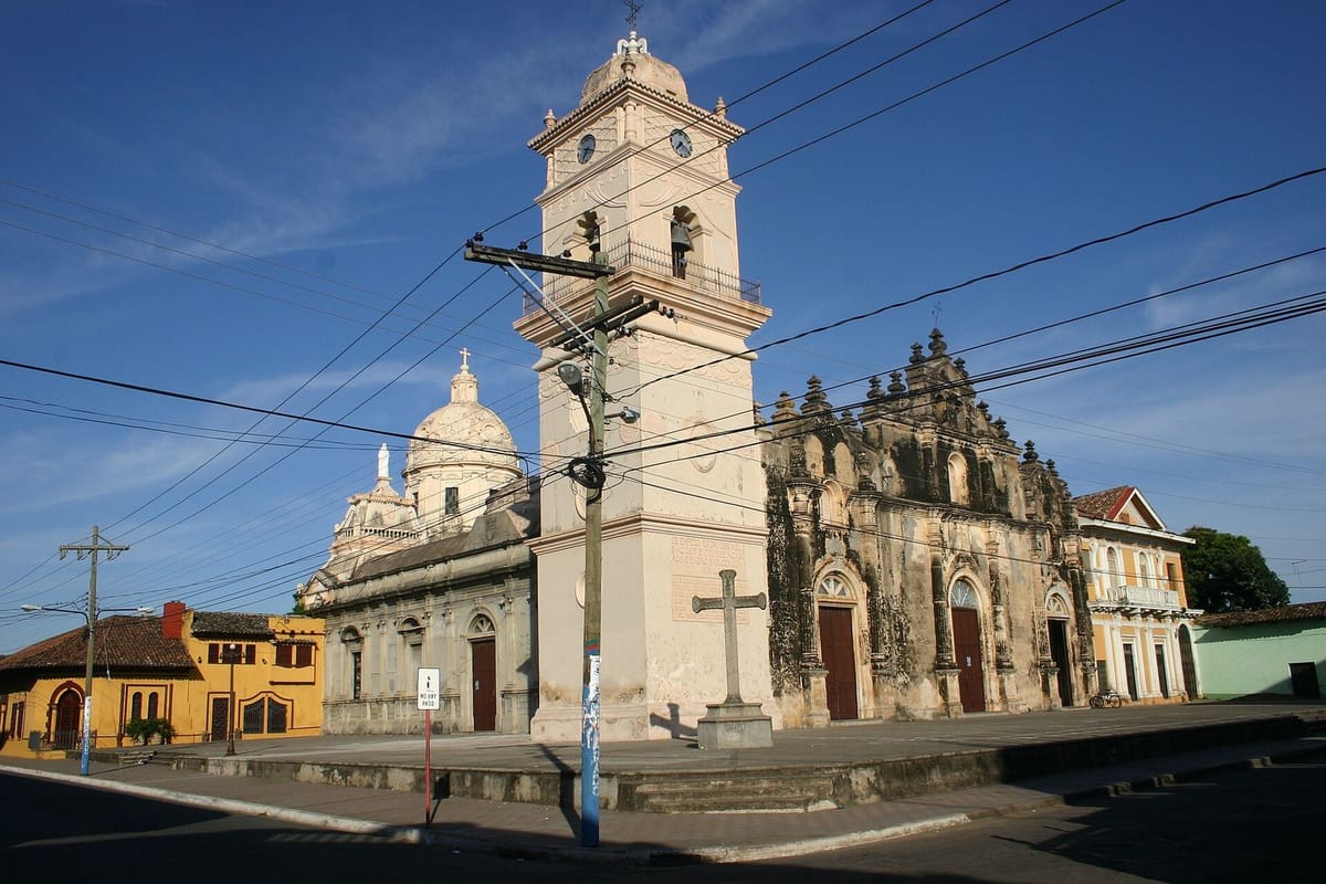 Katedral dan jalan kolonial di Granada, Nikaragua