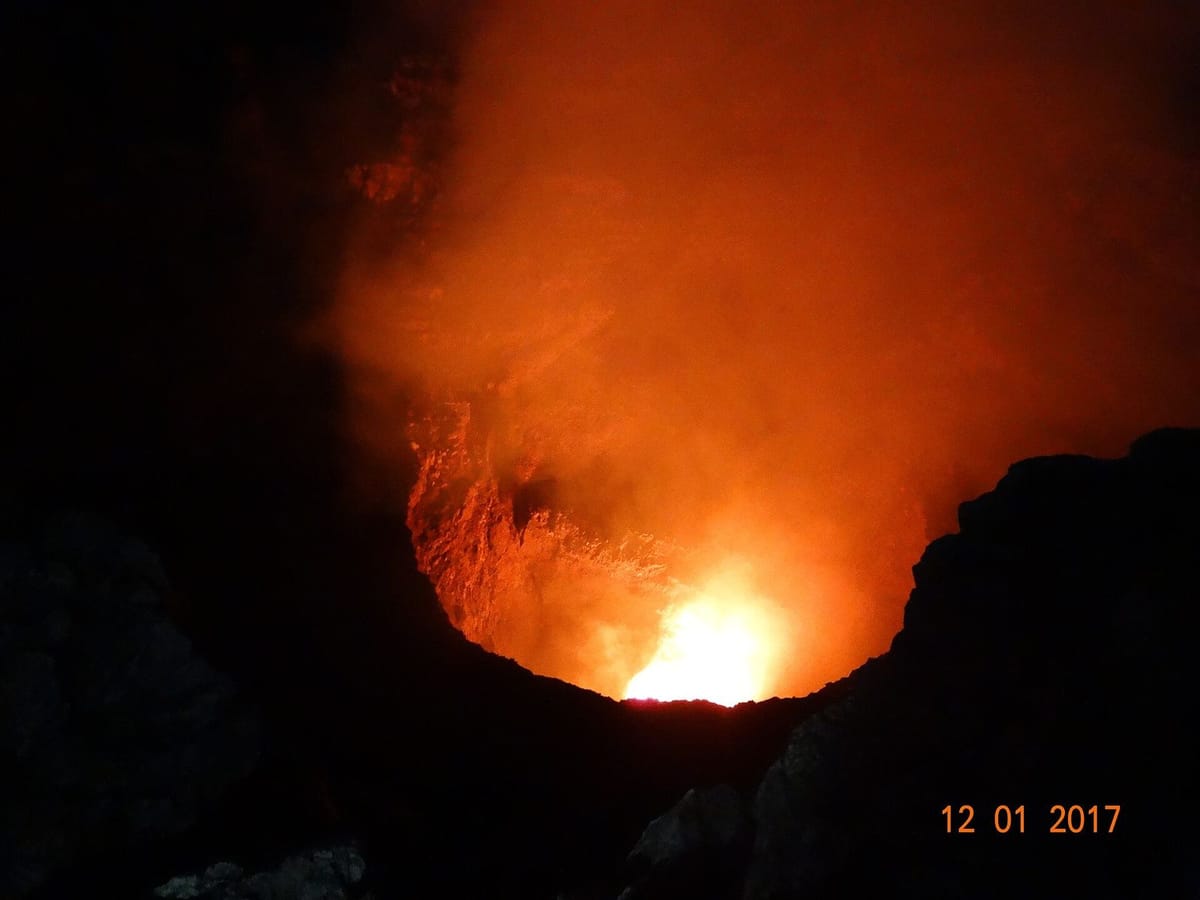 Kawah Gunung Masaya dengan gas belerang