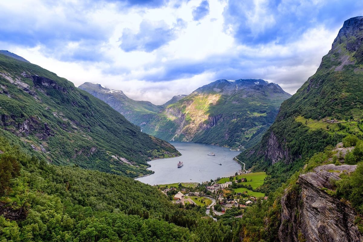 Air terjun dan tebing curam di Geirangerfjord