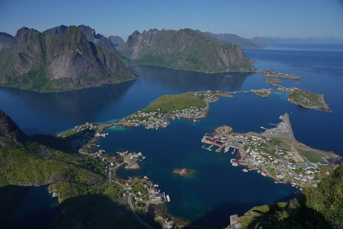 Gunung tajam dan desa nelayan di Kepulauan Lofoten