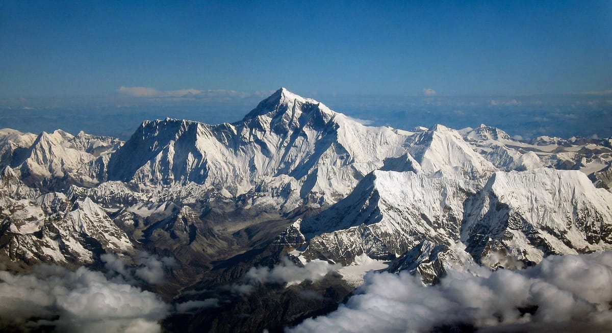 Puncak Everest bersalju dilihat dari udara di atas Himalaya