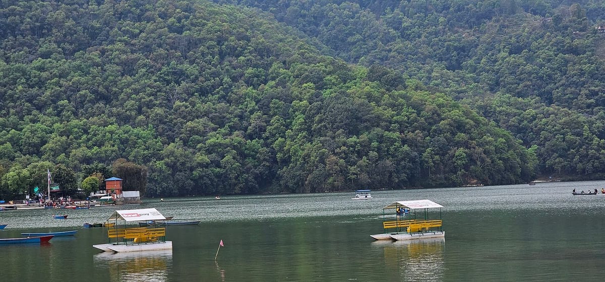 Perahu di Danau Phewa dengan latar pegunungan Annapurna