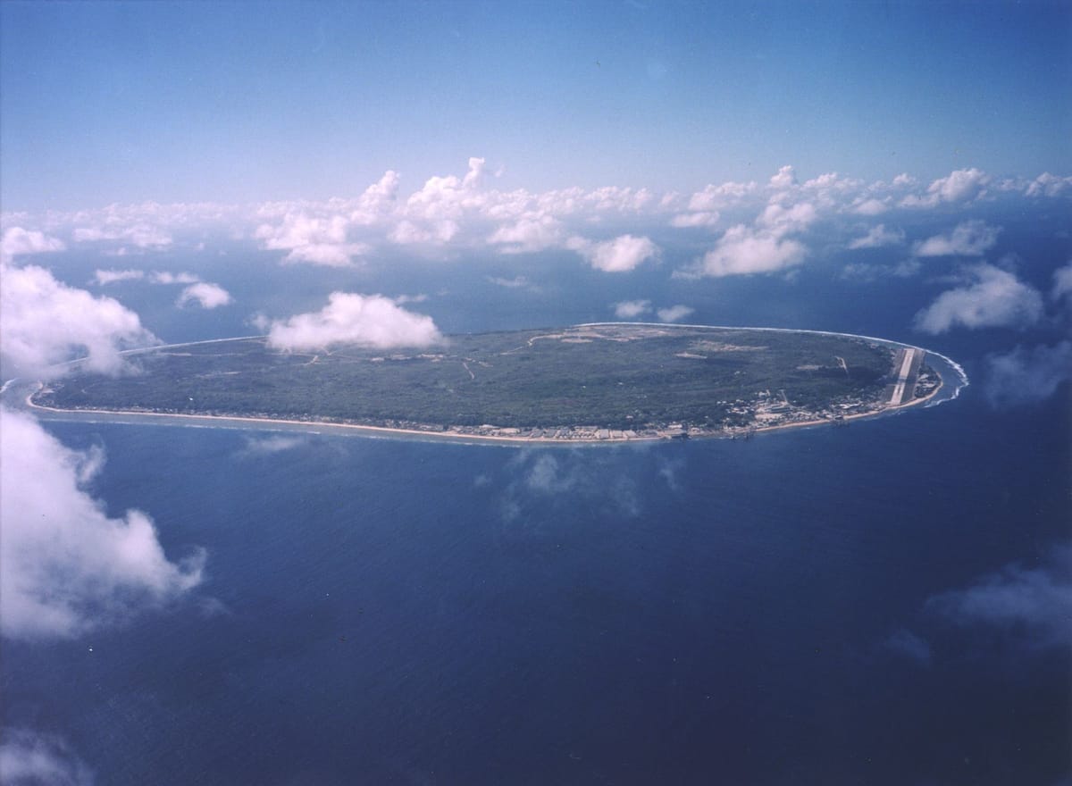 Pulau Nauru dilihat dari udara dengan garis pantai berbatu