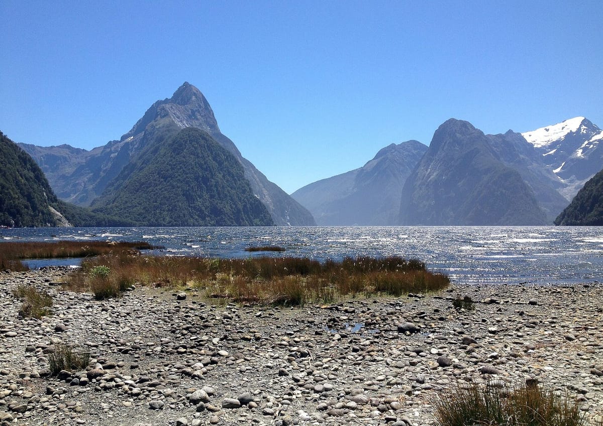 Tebing Mitre Peak menjulang di atas perairan Milford Sound