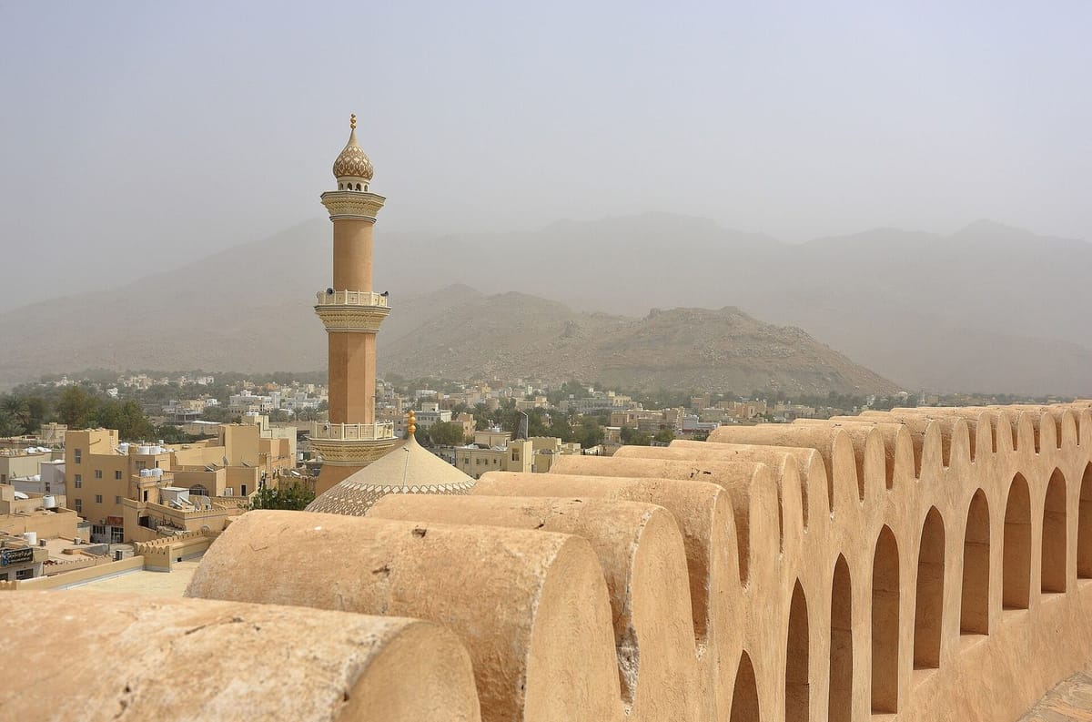 Benteng Nizwa dan menara Masjid Jumat