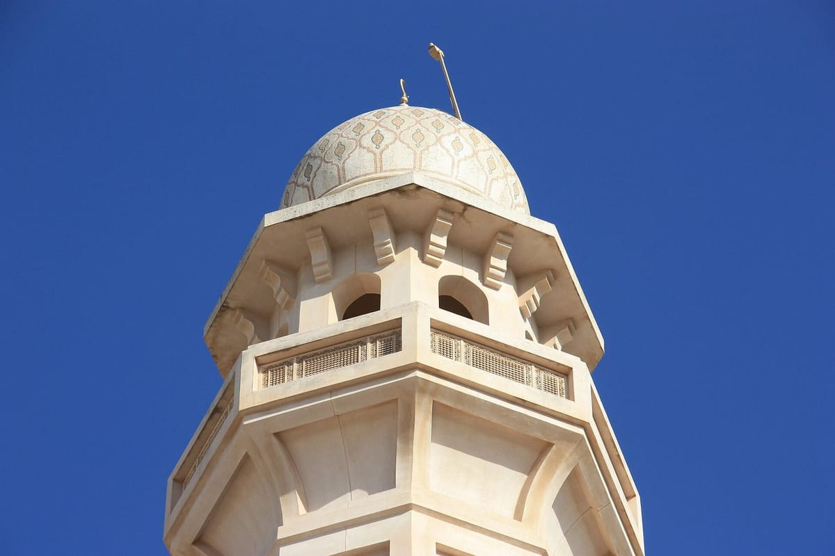Masjid Agung Sultan Qaboos dengan kubah dan taman