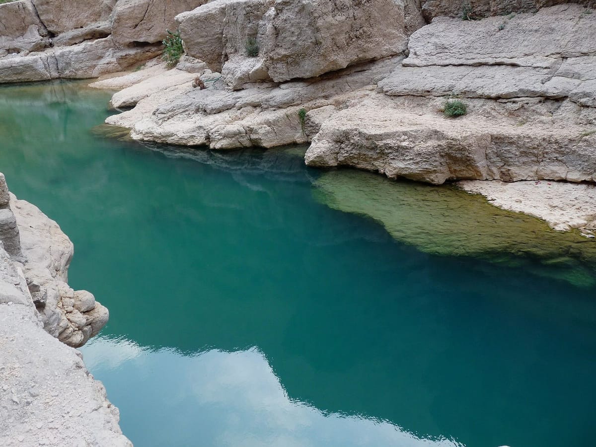 Kolam air hijau kebiruan di ngarai Wadi Shab, Oman