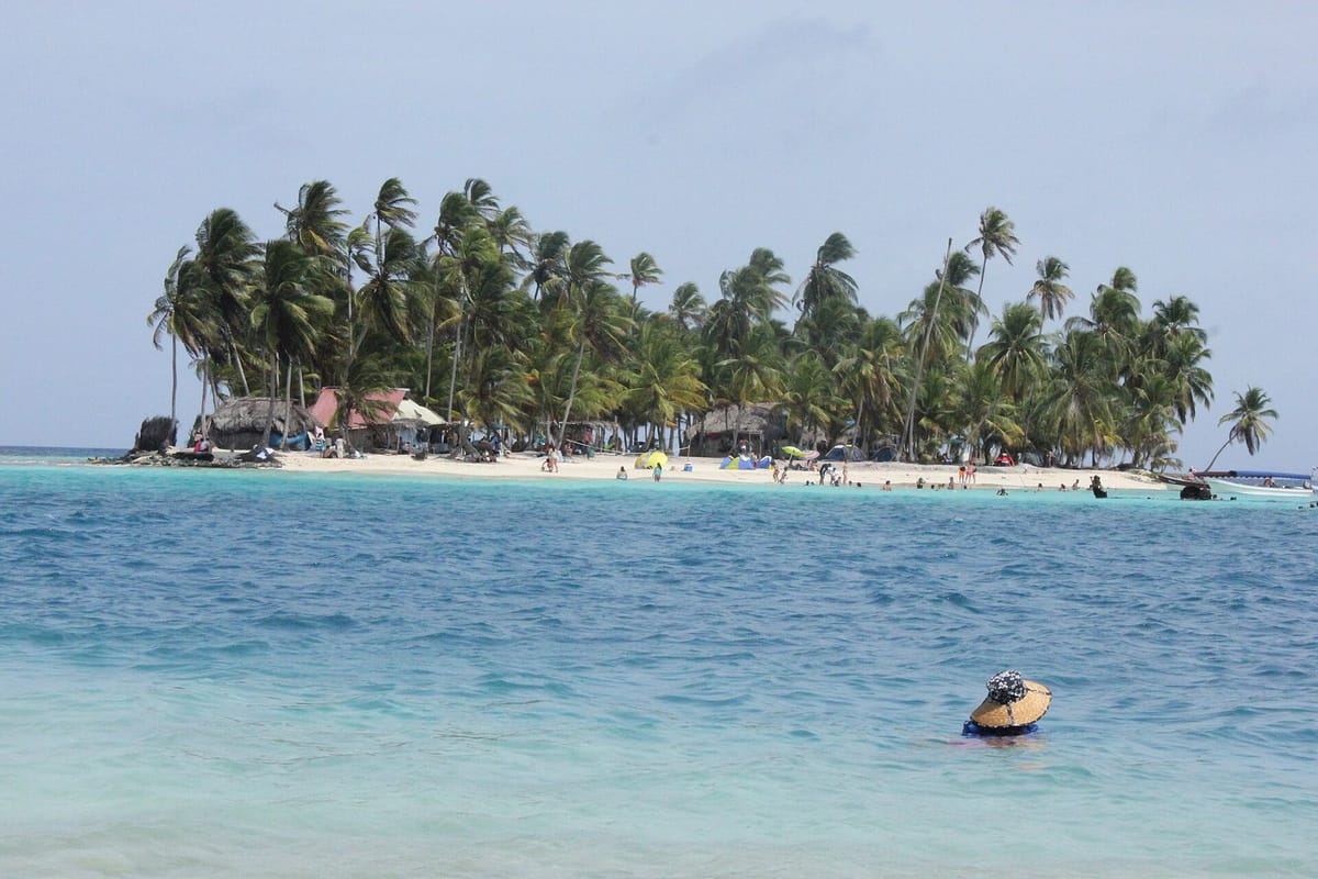 Pulau karang kecil dengan kelapa di Guna Yala, Panama