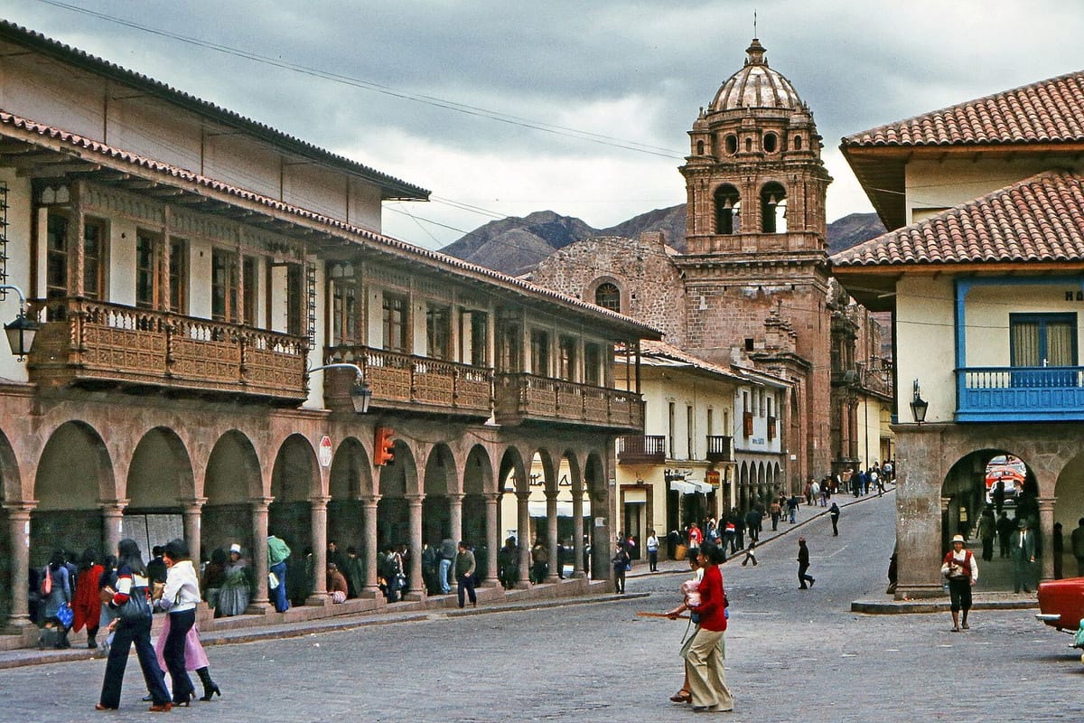 Plaza de Armas Cusco dengan katedral dan gereja kolonial