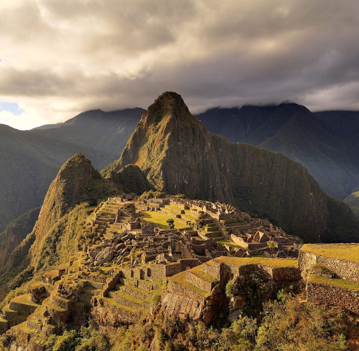 Kota Inca Machu Picchu dengan terasering dan puncak Huayna Picchu