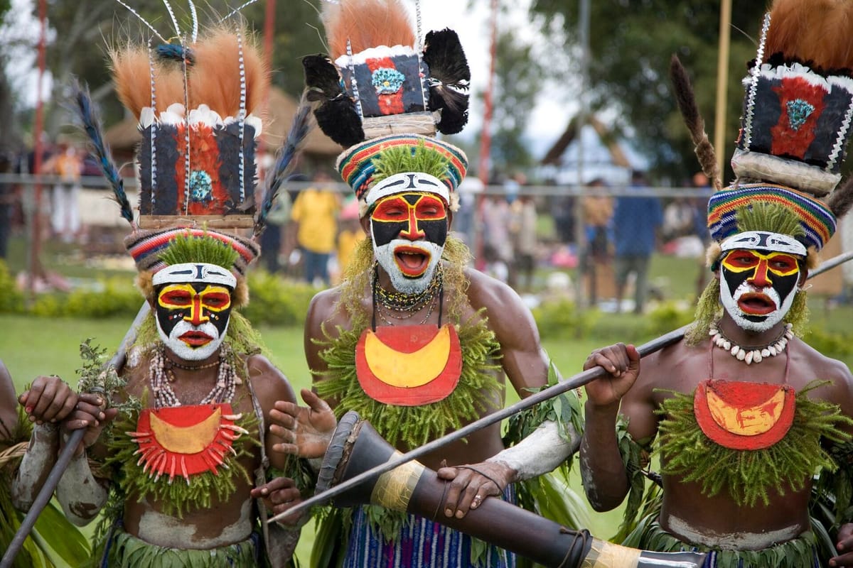 Peserta Goroka Show berbusana adat dalam festival sing-sing