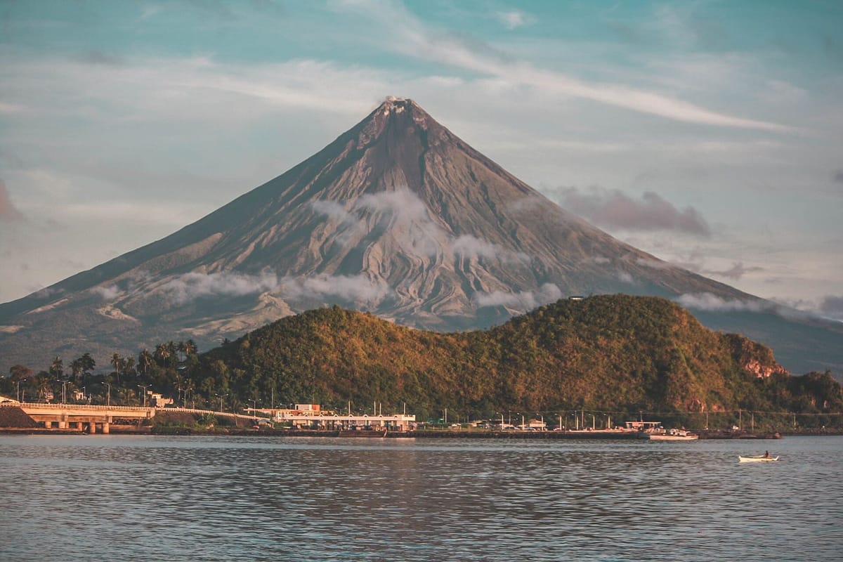 Gunung Mayon dengan kerucut hampir sempurna