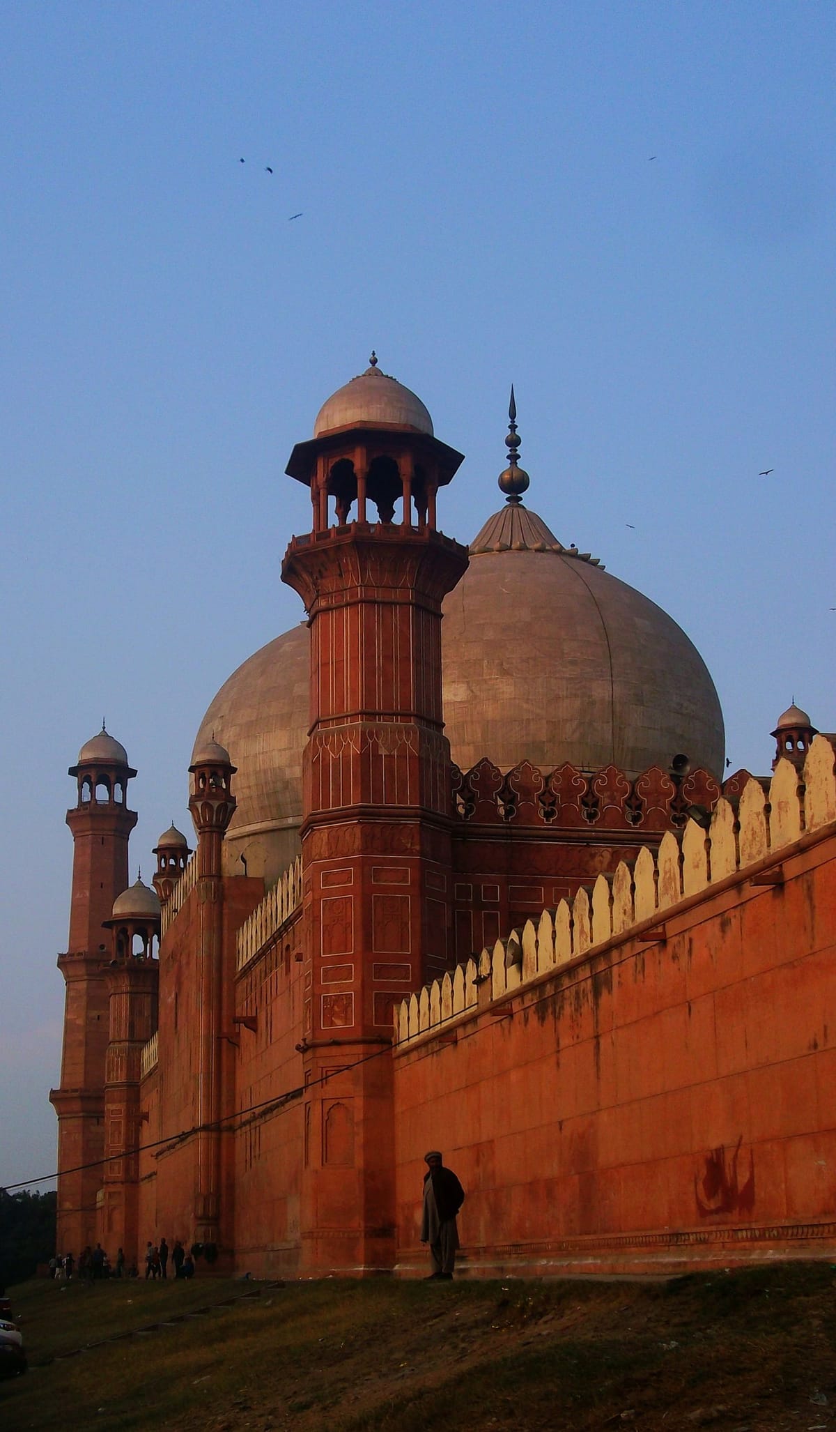 Fasad dan halaman Masjid Badshahi di Lahore