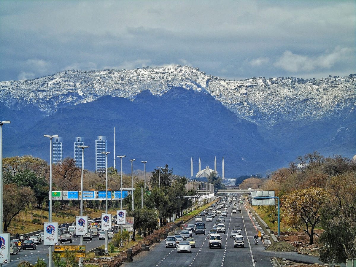 Masjid Faisal dengan atap tenda dan menara di Islamabad