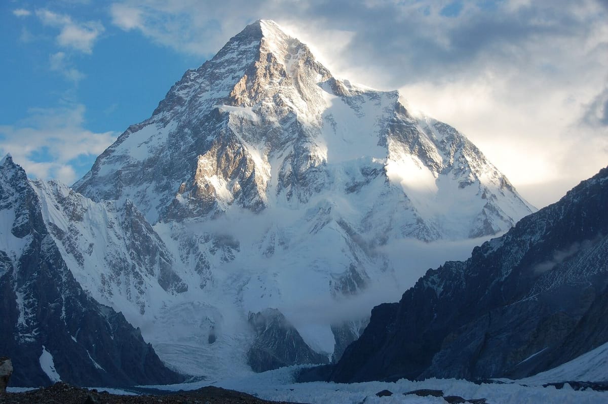 Puncak K2 bersalju di Pegunungan Karakoram