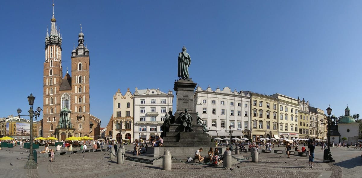 Alun-alun pasar Kraków dengan kain sutra hall dan menara gereja