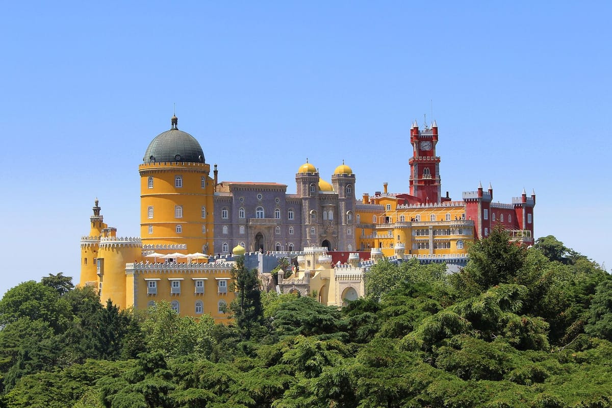 Istana Pena berwarna cerah di puncak bukit Sintra
