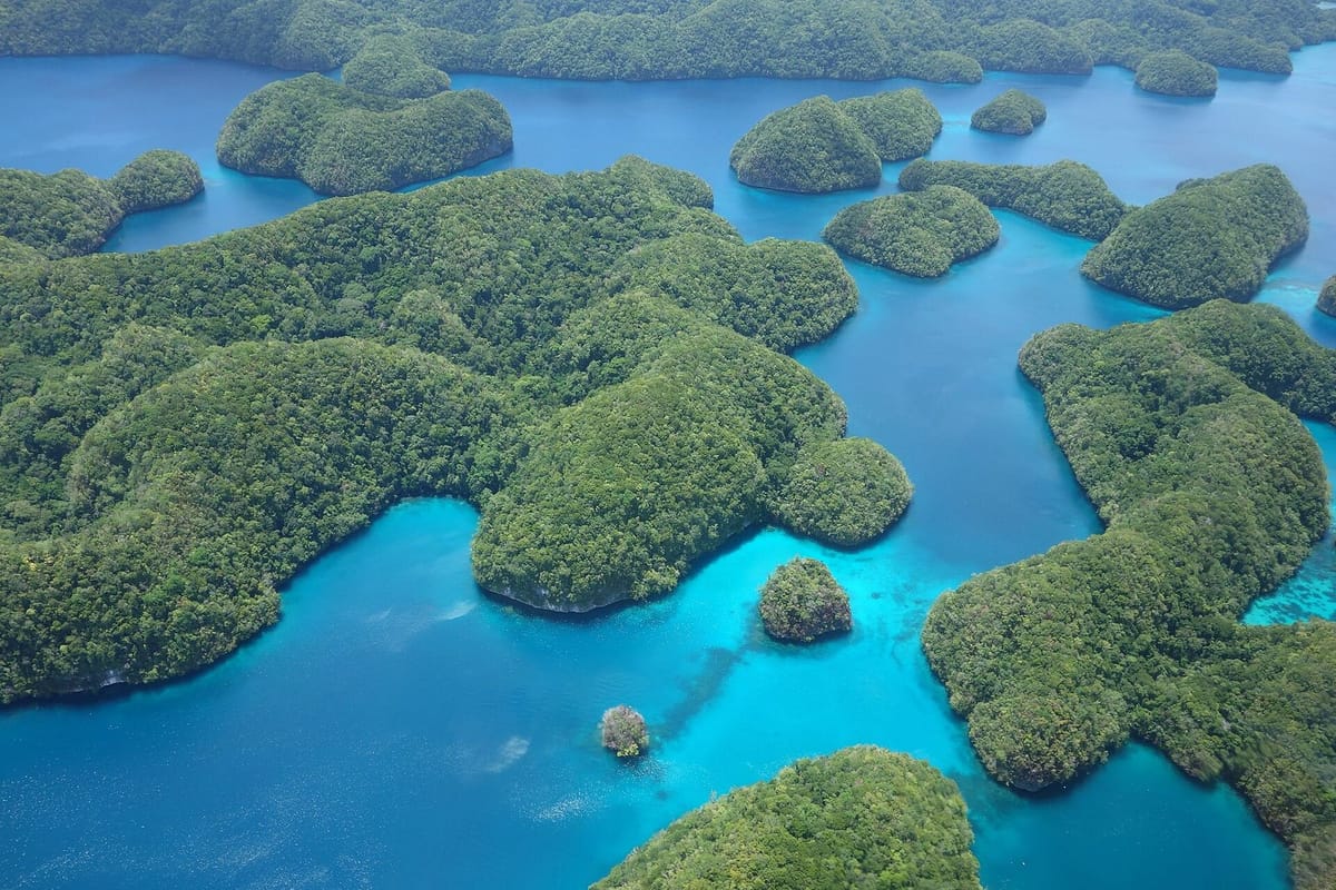 Gugus Rock Islands Palau dengan laguna hijau dilihat dari udara