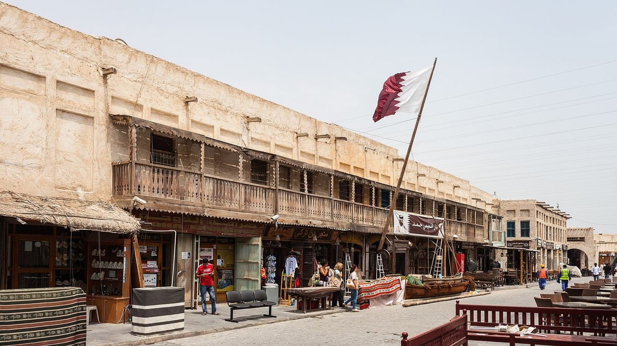 Lorong pasar tradisional Souq Waqif dengan bangunan batu dan kayu