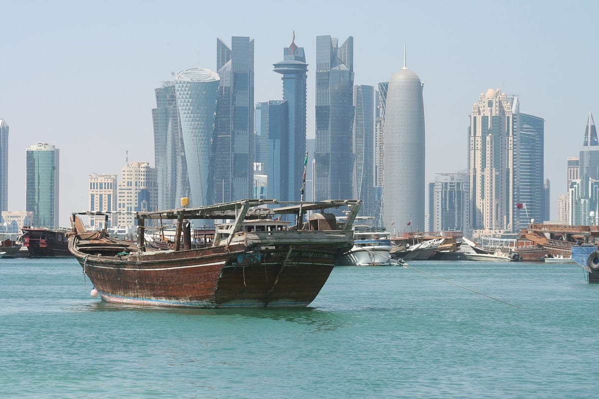 Cakrawala distrik West Bay Doha dengan menara kaca menghadap Teluk Persia
