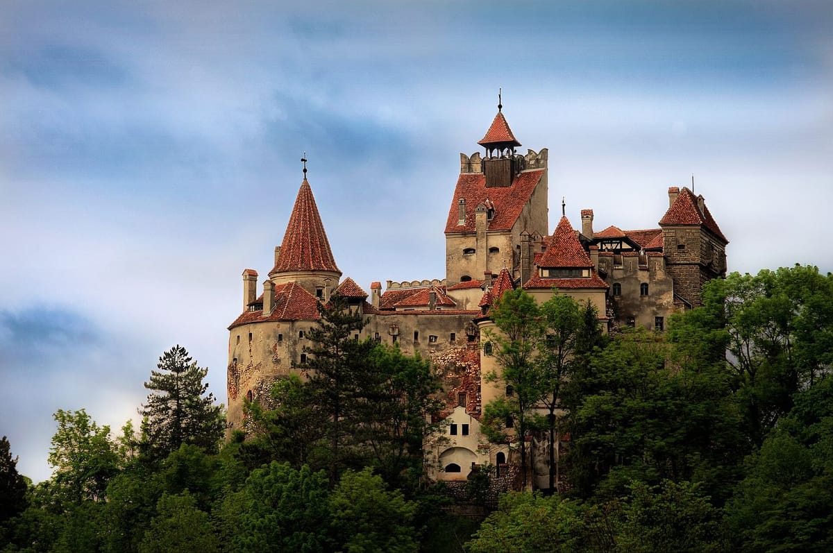 Kastil Bran di puncak tebing berbatu, Transylvania