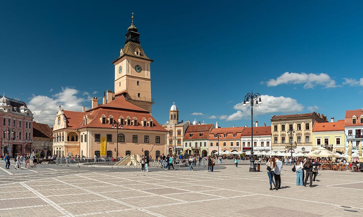 Gereja Hitam dan rumah berwarna di alun-alun Brașov