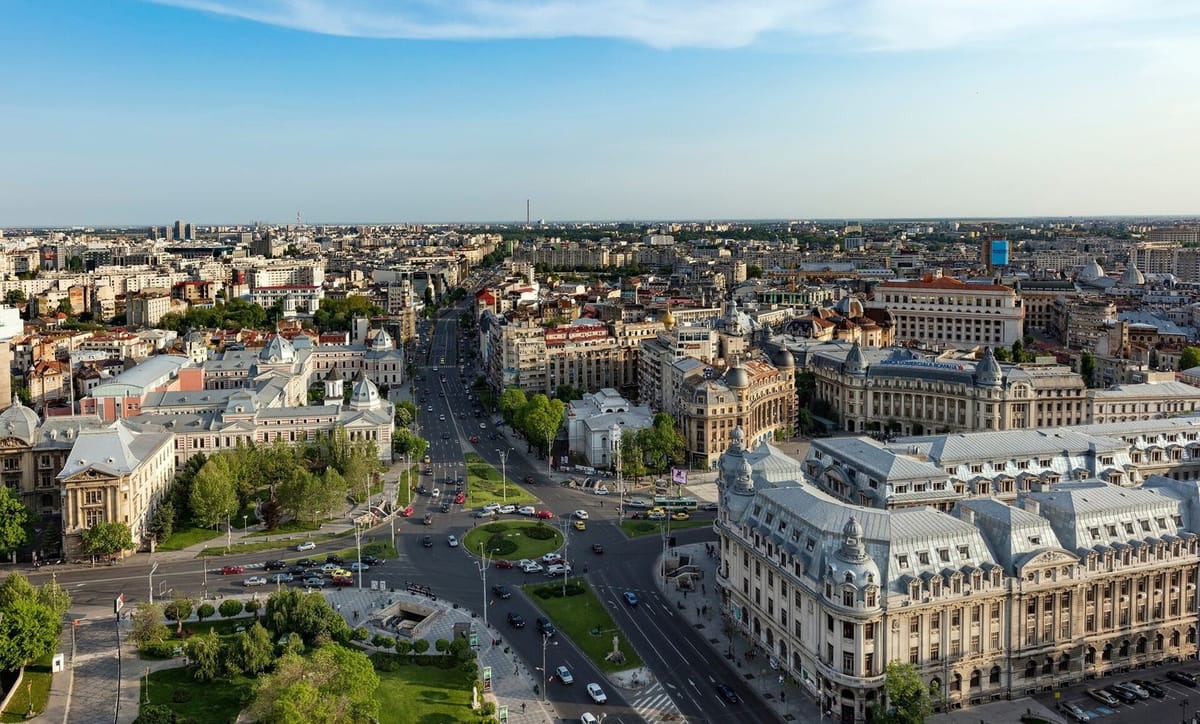 Gedung besar dan boulevard di pusat Bucharest