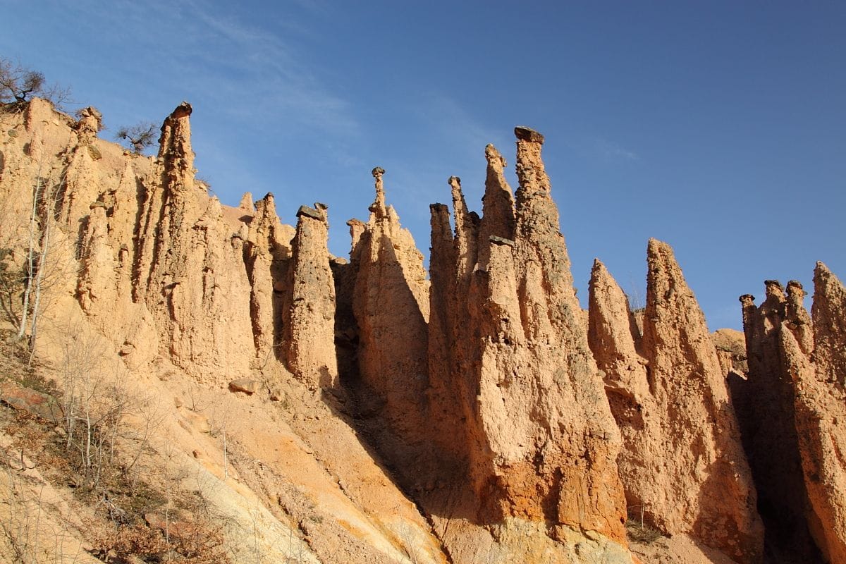 Menara batu berbentuk piramida di Đavolja Varoš